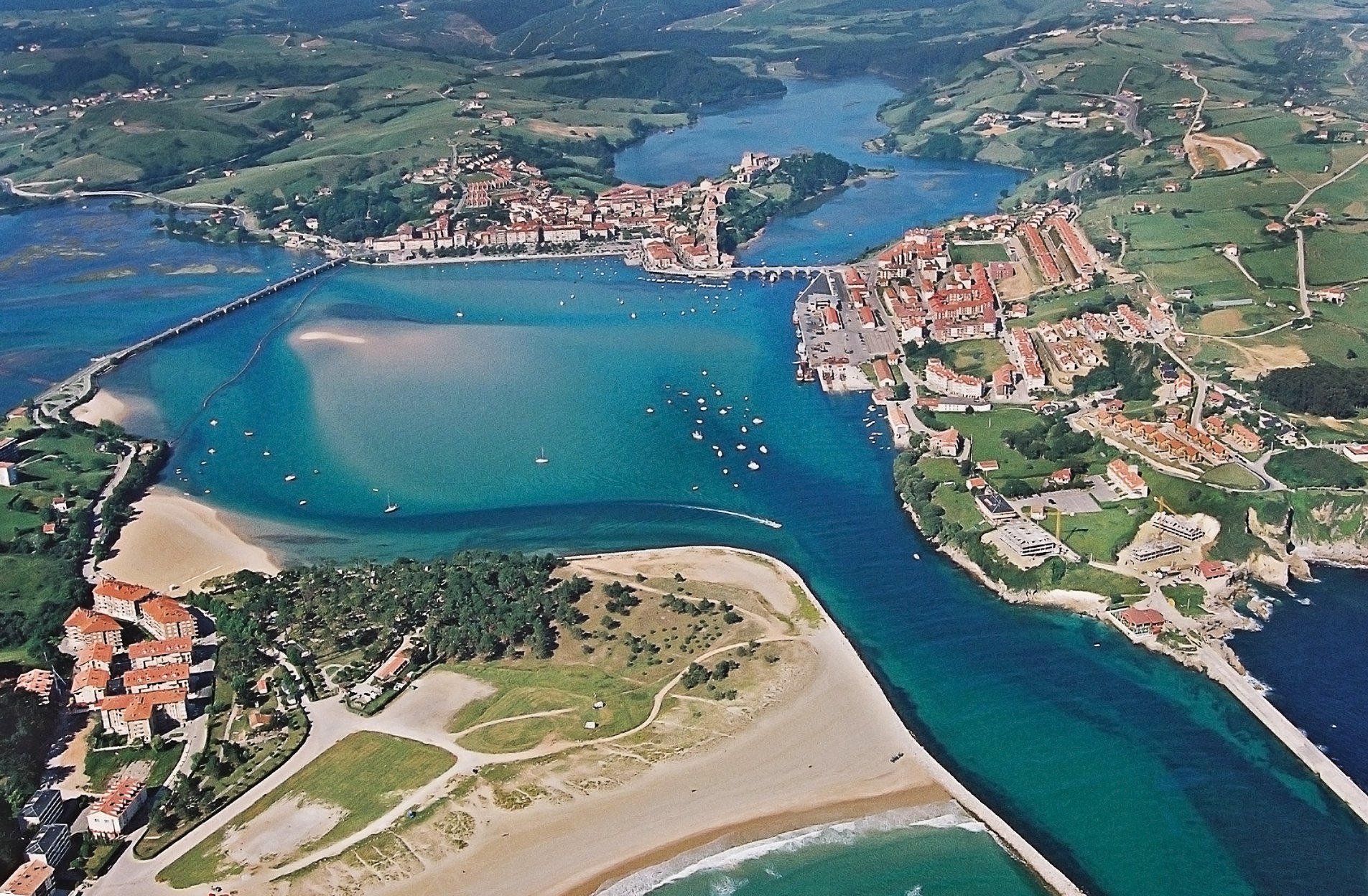 La ría de San Vicente de la Barquera, sus playas y la villa junto al Cantábrico